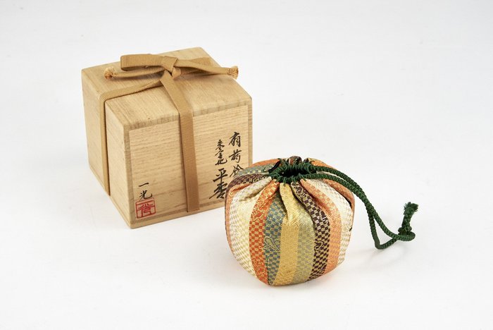 Fan Maki-e 扇蒔絵 Vermillion Tea Caddy 平棗 by Kiyose Ikko 清瀬一光 with Pouch and Original Wooden Box - Natsume - Lakeret træ