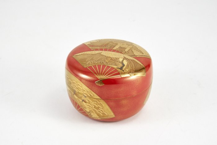 Fan Maki-e 扇蒔絵 Vermillion Tea Caddy 平棗 by Kiyose Ikko 清瀬一光 with Pouch and Original Wooden Box - Natsume - Lakeret træ