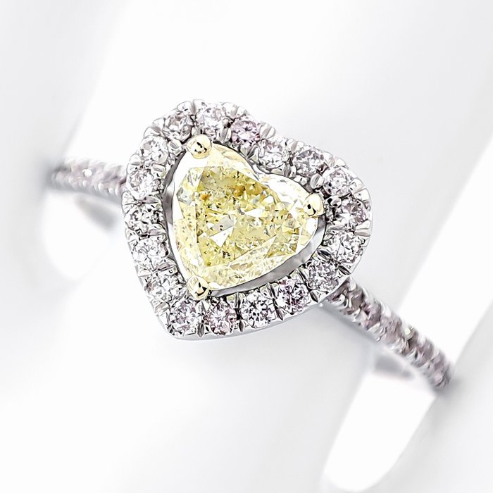 Ring - 14 karat Hvidguld -  0.84ct. tw. Gul Diamant (Naturfarvet) - Diamant