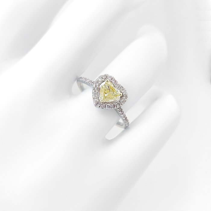 Ring - 14 karat Hvidguld -  0.84ct. tw. Gul Diamant (Naturfarvet) - Diamant