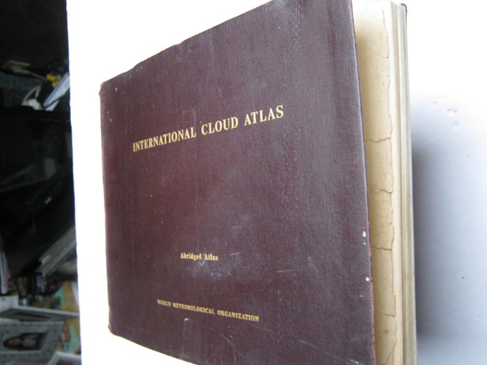 World Meteorological Organization. - International cloud atlas 2 vol. - 1956