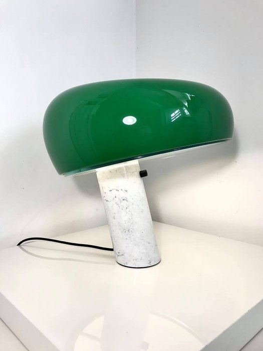 Flos - Achille Castiglioni - Lampe - Grøn Snoopy - Fod i hvid Carrara marmor og aluminium diffuser