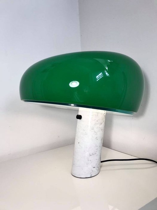 Flos - Achille Castiglioni - Lampe - Grøn Snoopy - Fod i hvid Carrara marmor og aluminium diffuser