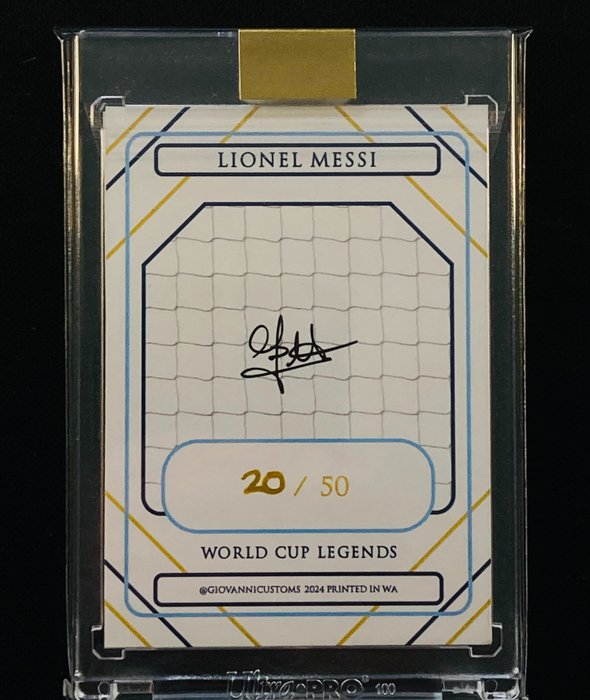 2024 Custom World Cup Legends Lionel Messi Limited Edition /50 - Signed by The Artist - FIFA Logo Patch - 1 Card - Næsten så god som ny (NM)