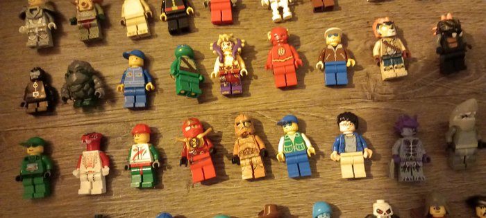 Lego - Lego 65 poppetjes  in nette staat