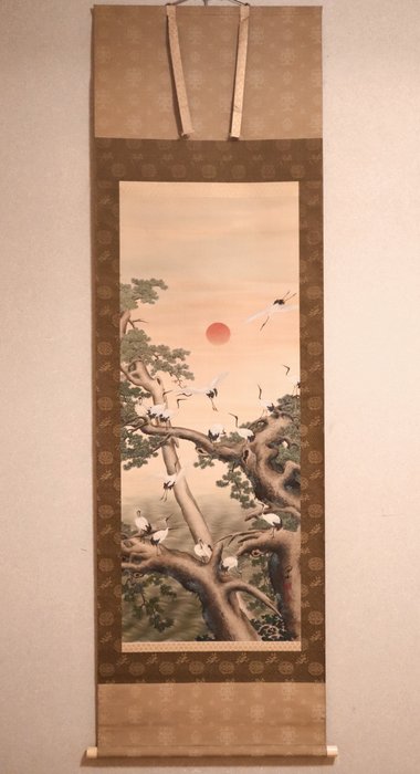 Rising Sun and Cliff Scenery - Old Pine Tree and Flock of Cranes - with original box - “Fukuda Kanzan 福田閑山” - Japan  (Ingen mindstepris)