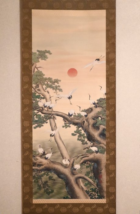 Rising Sun and Cliff Scenery - Old Pine Tree and Flock of Cranes - with original box - “Fukuda Kanzan 福田閑山” - Japan  (Ingen mindstepris)