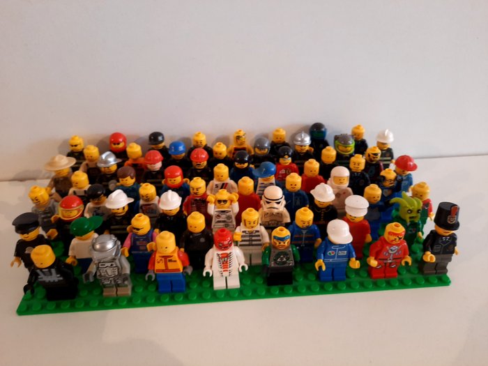 Lego - 64 Unieke minifiguren en grondplaat