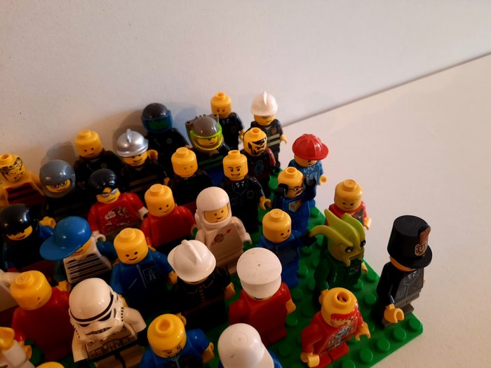 Lego - 64 Unieke minifiguren en grondplaat