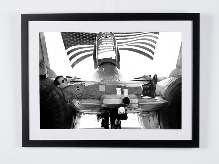 Top Gun (1986) - LTJG Bruce W.Fecht on F14 Tomcat - Fine Art Photography - Luxury Wooden Framed 70X50 cm - Limited Edition Nr 02 of 30 - Serial ID 16921 - Original Certificate (COA), Hologram Logo Editor and QR Code - 100% New items.