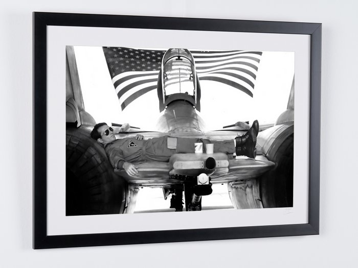 Top Gun (1986) - LTJG Bruce W.Fecht on F14 Tomcat - Fine Art Photography - Luxury Wooden Framed 70X50 cm - Limited Edition Nr 02 of 30 - Serial ID 16921 - Original Certificate (COA), Hologram Logo Editor and QR Code - 100% New items.