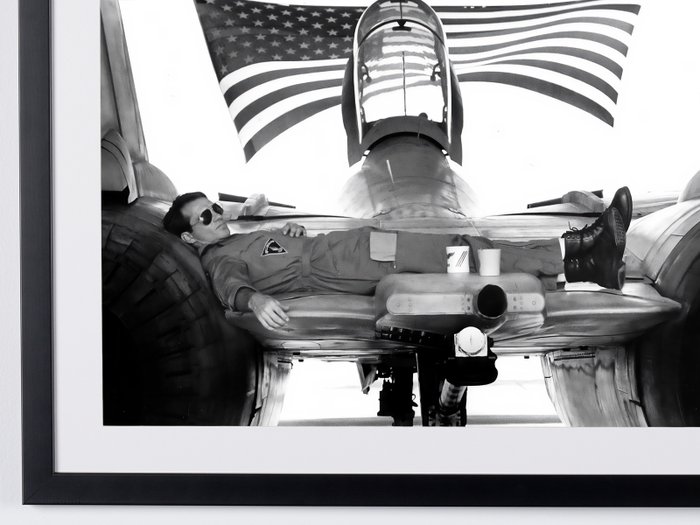 Top Gun (1986) - LTJG Bruce W.Fecht on F14 Tomcat - Fine Art Photography - Luxury Wooden Framed 70X50 cm - Limited Edition Nr 02 of 30 - Serial ID 16921 - Original Certificate (COA), Hologram Logo Editor and QR Code - 100% New items.