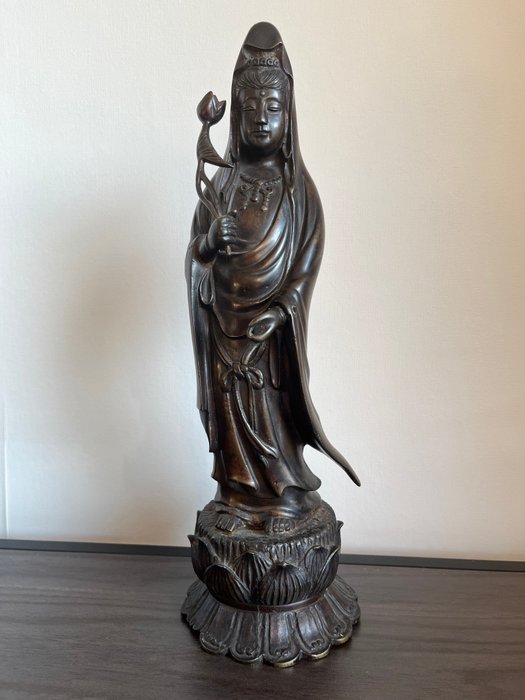 Guanyin die een lotusbloem vasthoud - Statue Bronze - Japan - Sene Edo-periode  (Ingen mindstepris)