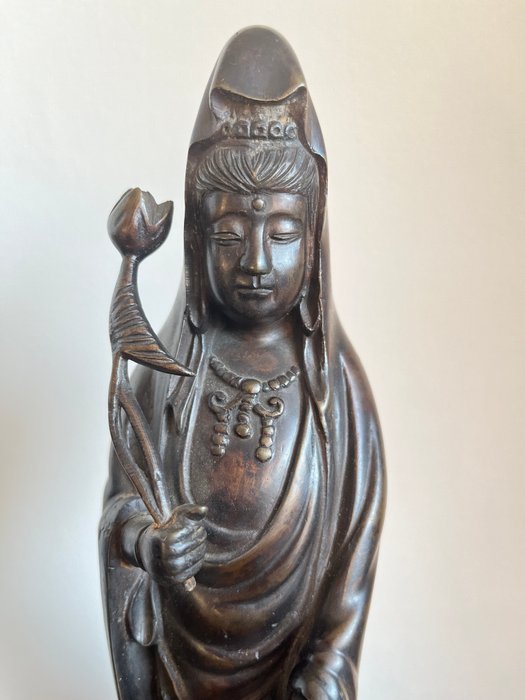 Guanyin die een lotusbloem vasthoud - Statue Bronze - Japan - Sene Edo-periode  (Ingen mindstepris)