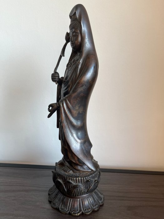 Guanyin die een lotusbloem vasthoud - Statue Bronze - Japan - Sene Edo-periode  (Ingen mindstepris)