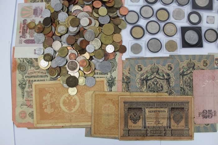 Rusland. Russia. A Treasure Trove of ± 559 mainly Russian Coins, Stamps, Banknotes, framed Scythian Artefacts  (Ingen mindstepris)