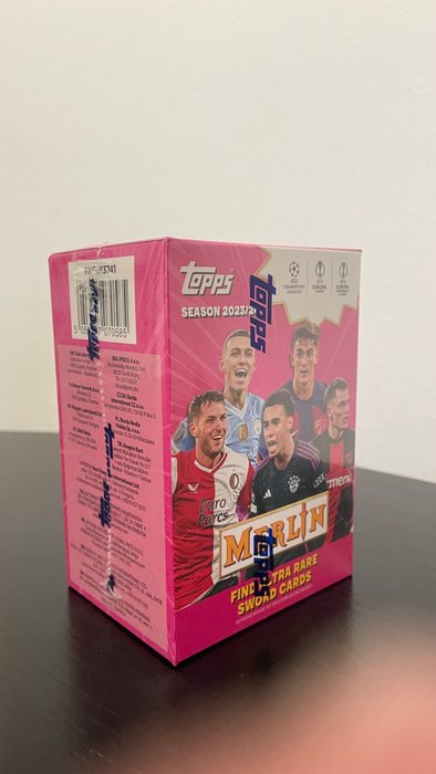 2023/24 Topps Merlin Ronaldo, Cristiano Ronaldo, Lionel Messi, Look for AUTOGRAPHS 7 packs per box, 4 cards per pack - 1 Sealed box - Glimrende (EX)