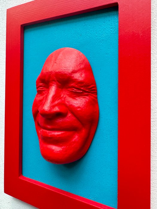 Gregos (1972) - Small red smile on blue light background-red frame