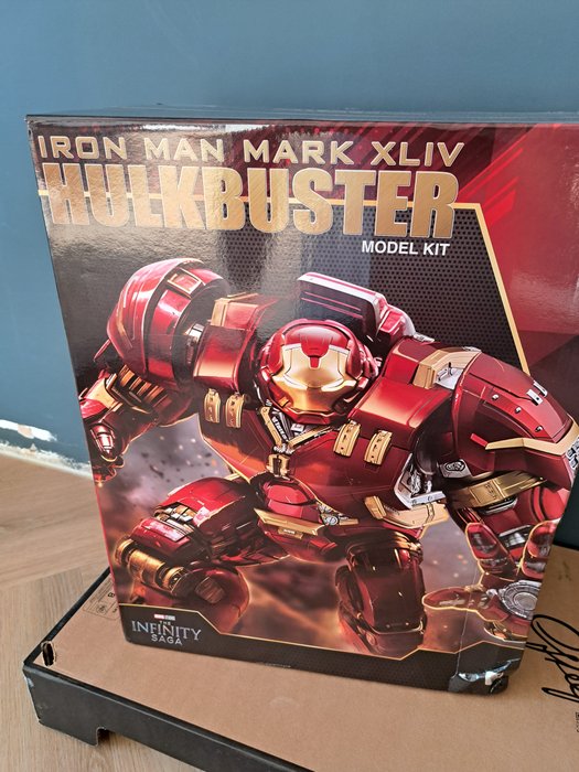 The avengers hulkbuster 45 cm