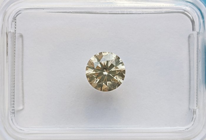 Ingen mindstepris - 1 pcs Diamant  (Naturfarvet)  - 0.58 ct - Rund - Fancy Brunlig, Grønlig Gul - SI2 - International Gemological Institute (IGI)