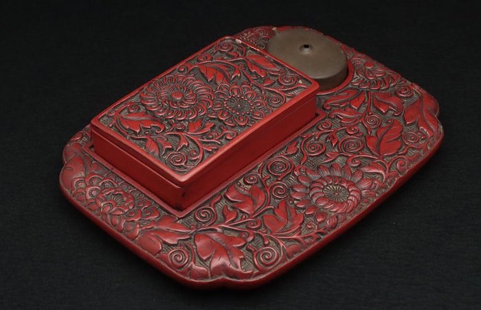 Very fine red lacquered suzuri-bako with chrysanthemum design - Boks - Træ, lak