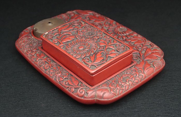 Very fine red lacquered suzuri-bako with chrysanthemum design - Boks - Træ, lak