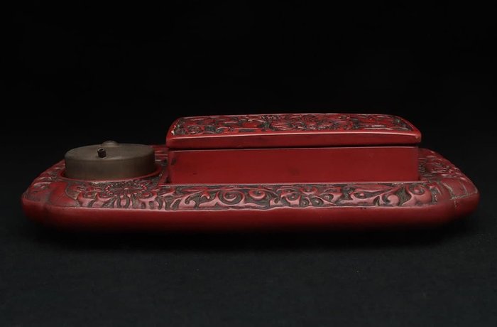 Very fine red lacquered suzuri-bako with chrysanthemum design - Boks - Træ, lak