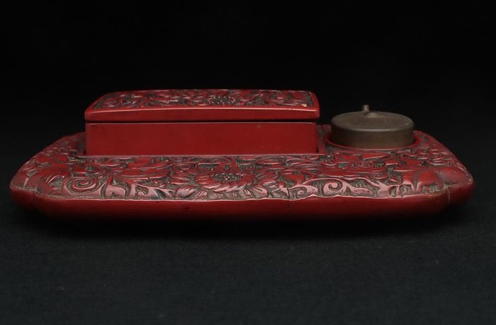 Very fine red lacquered suzuri-bako with chrysanthemum design - Boks - Træ, lak