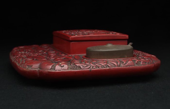 Very fine red lacquered suzuri-bako with chrysanthemum design - Boks - Træ, lak