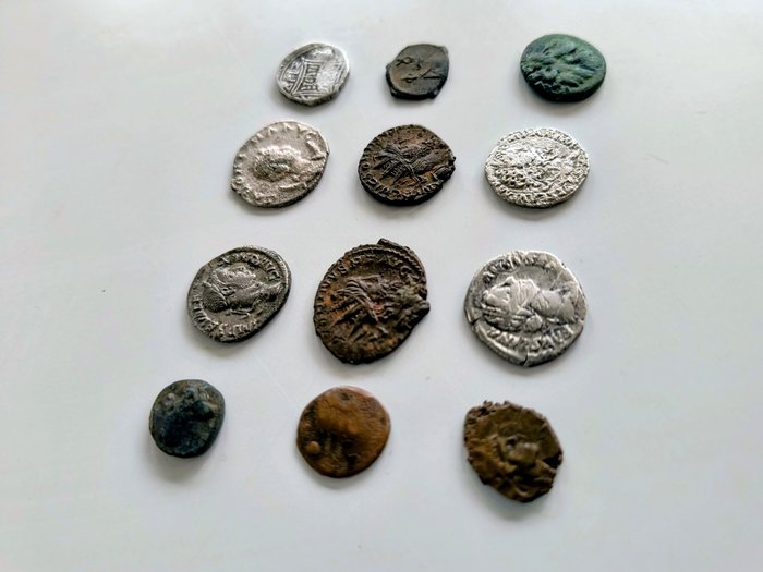 Antikken. Lot of 12 coins incl.: Roman Denarii  Antoniniani; Illyria Drachm  Late Roman bronces  (Ingen mindstepris)