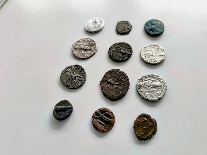 Antikken. Lot of 12 coins incl.: Roman Denarii  Antoniniani; Illyria Drachm  Late Roman bronces  (Ingen mindstepris)