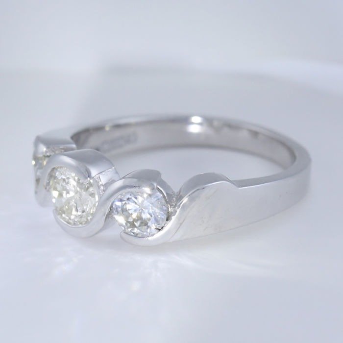 Ring - 14 karat Hvidguld -  1.41ct. tw. Diamant (Natur) - 3 diamantring