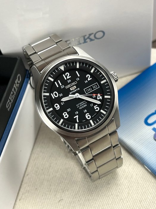 Seiko - 5 Sports Military - SNZG13K1- Day/Date - Ingen mindstepris - Mænd - 2011-nu