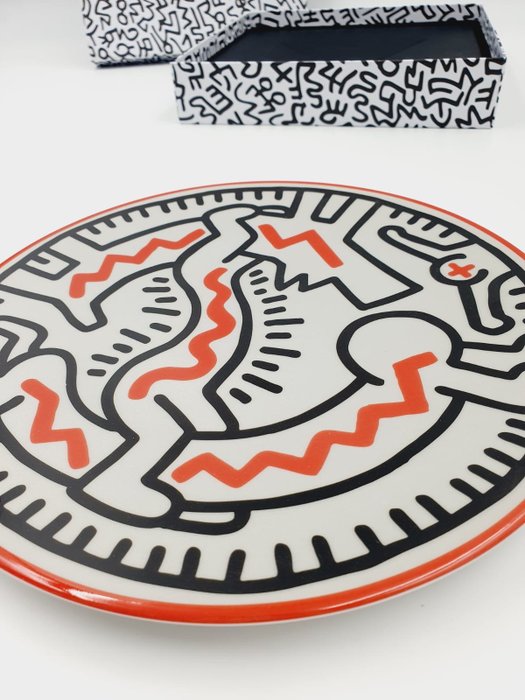 Keith Haring (1958-1990) - Porcelain Plate X Keith Haring by Ligne Blanche "Man Dog” (1985)