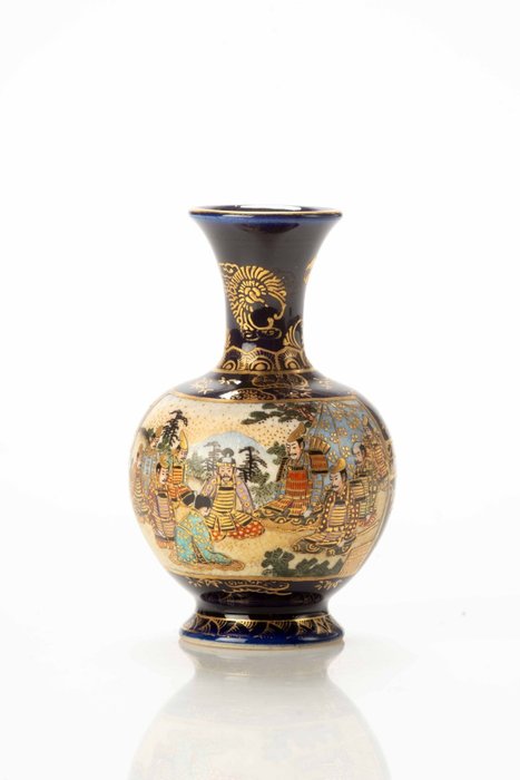 Vase - Keramik, Satsuma - En Satsuma vase fint malet med samurai og geisha på en blå bund - Japan - Meiji-perioden (1868-1912)