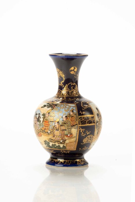 Vase - Keramik, Satsuma - En Satsuma vase fint malet med samurai og geisha på en blå bund - Japan - Meiji-perioden (1868-1912)