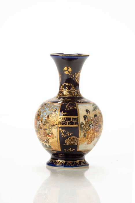 Vase - Keramik, Satsuma - En Satsuma vase fint malet med samurai og geisha på en blå bund - Japan - Meiji-perioden (1868-1912)