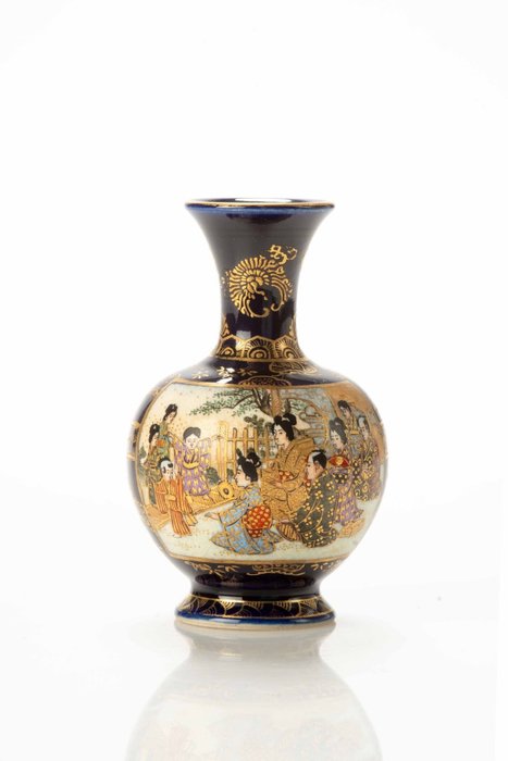 Vase - Keramik, Satsuma - En Satsuma vase fint malet med samurai og geisha på en blå bund - Japan - Meiji-perioden (1868-1912)