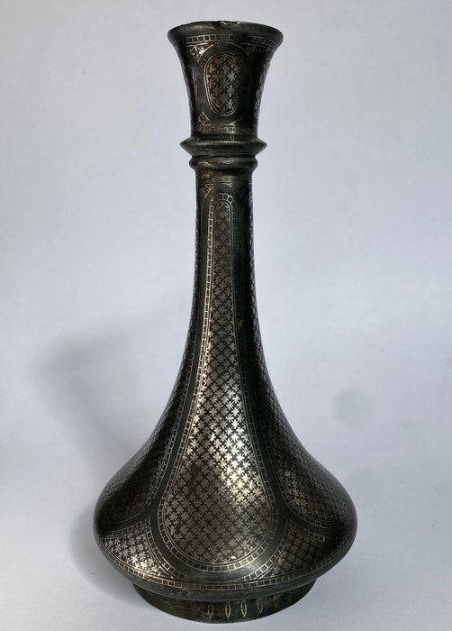 Surahi, elegant Mughal vinkolbe lavet med Bidri teknik - sølv og zink legering - Indien - Mogulriget (1526-1857)