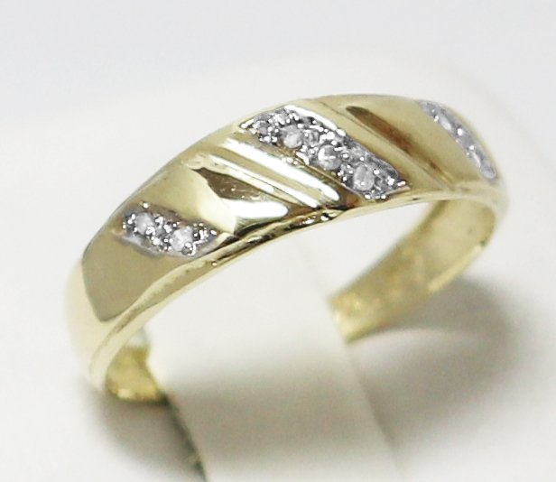 Ingen mindstepris - Ring - 9 kt. Gulguld - Diamant