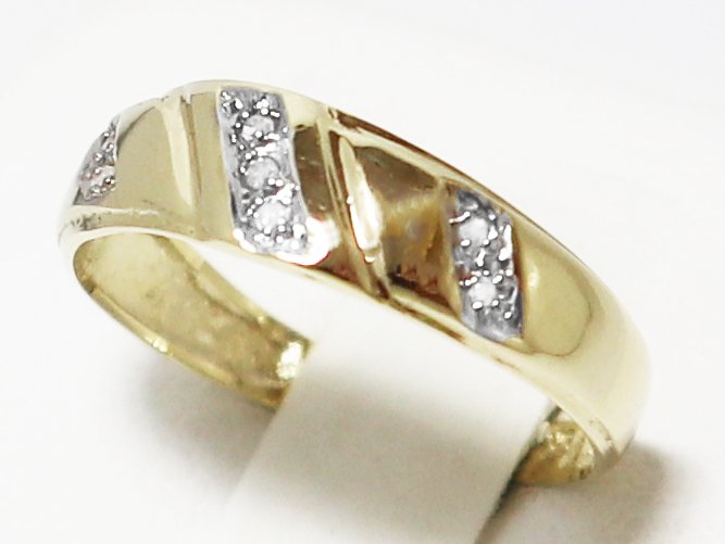 Ingen mindstepris - Ring - 9 kt. Gulguld - Diamant