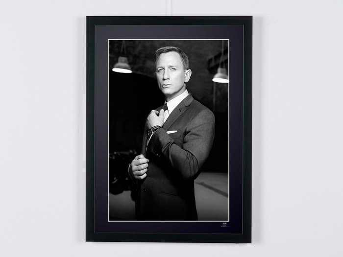 Daniel Craig as « James Bond 007 » - Fine Art Photography - Luxury Wooden Framed 70X50 cm  - Limited Edition Nr 04 of 30 - Serial ID - Original Certificate (COA), Hologram Logo Editor and QR Code - 100% New items.