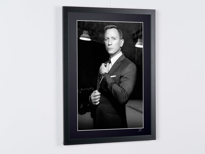 Daniel Craig as « James Bond 007 » - Fine Art Photography - Luxury Wooden Framed 70X50 cm  - Limited Edition Nr 04 of 30 - Serial ID - Original Certificate (COA), Hologram Logo Editor and QR Code - 100% New items.