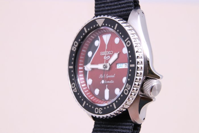 Seiko - Seiko 5 - SRPE83K1 | 4R36-08H0 | Brian May Limited Edition - Mænd - 2011-nu