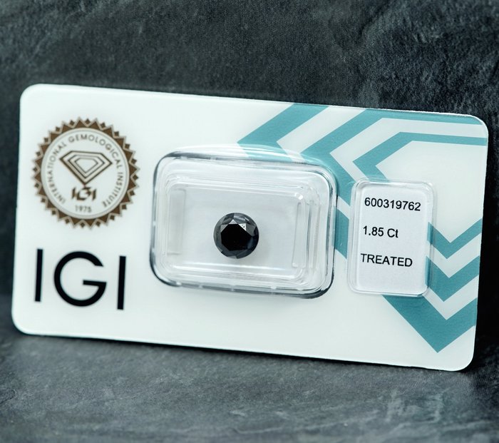 Ingen mindstepris - 1 pcs Diamant  (Farvebehandlet)  - 1.85 ct - Ikke specificeret i laboratorierapporten - International Gemological Institute (IGI)