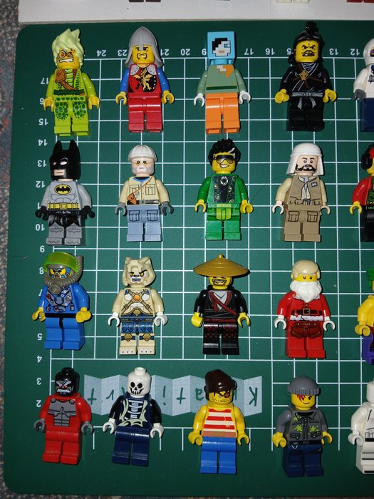 Lego - 64 Minifigures