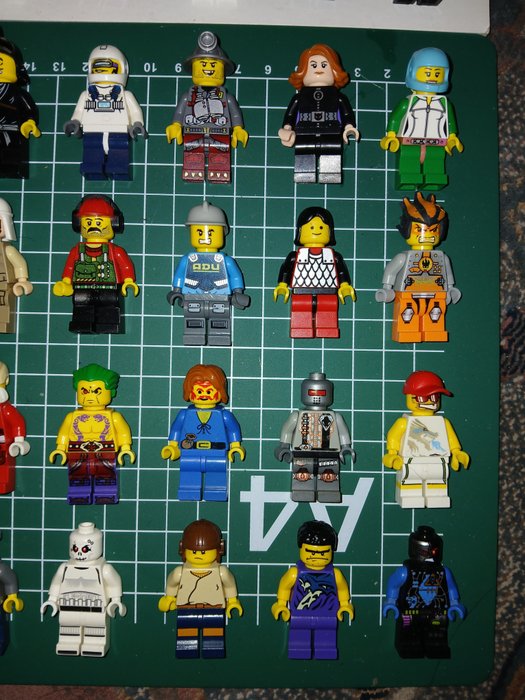 Lego - 64 Minifigures