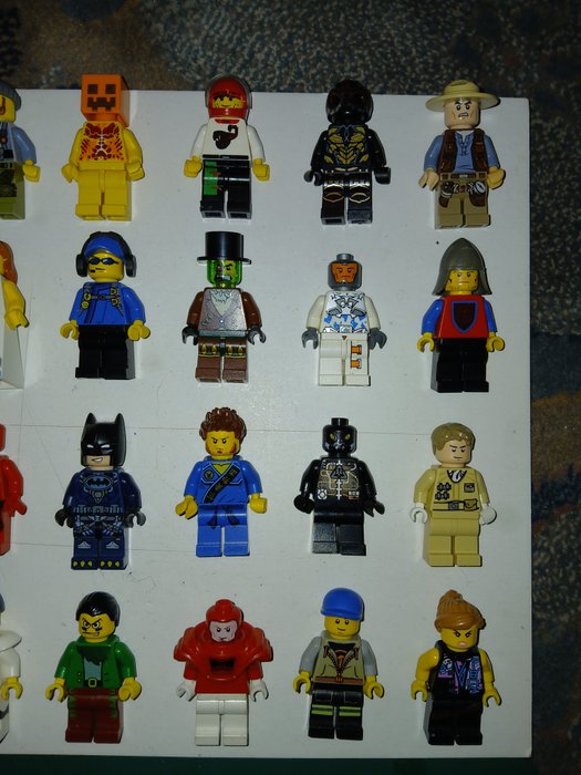 Lego - 64 Minifigures