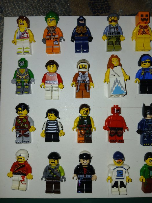 Lego - 64 Minifigures