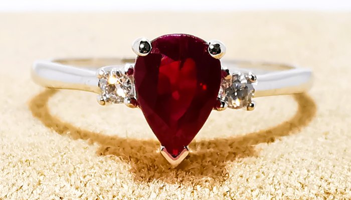 Ring - 18 kraat Gulguld, Ruby Vivid Deep Red 1.01ct IGE -  1.01ct. tw. Rubin - Diamant